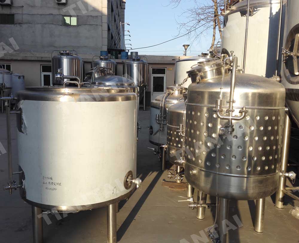 <b>Single wall fermenters for fermenting and mature in cold room</b>